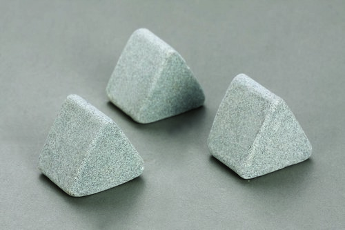 Đá ceramic thô hình tan giác cân