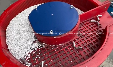 Máy đánh bóng rung 3 chiều có tách có bảo vệ bề mặt vật liệu không?