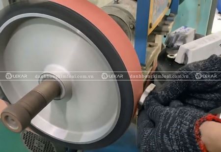 Máy Mài Đai Nhám Trong Gia Công Sản Phẩm Inox Và Kim Loại Màu